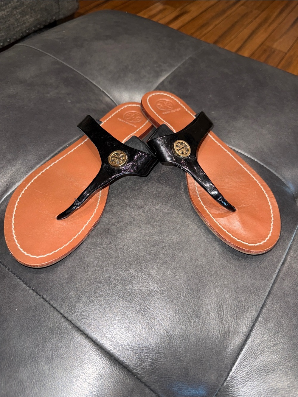Tory Burch Black Patent Leather Thong Sandals with Gold Emblem Women's Size 9M
